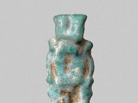 Aeg F 120  Aeg F 120, Spätzeit, Bes, Fayence, H 1,5 cm, B 0,8 cm, T 0,5 cm : Bestandskatalog Ägypten, Museumsfoto: Claus Cordes